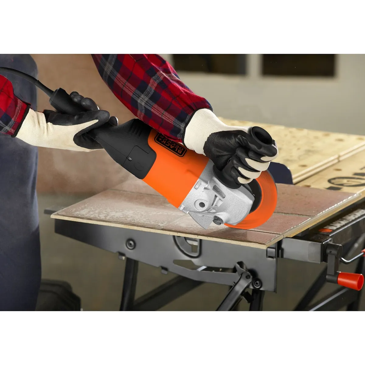 Black+Decker ugaona kutna brusilica BEG010 710W 115mm (Kopiraj)